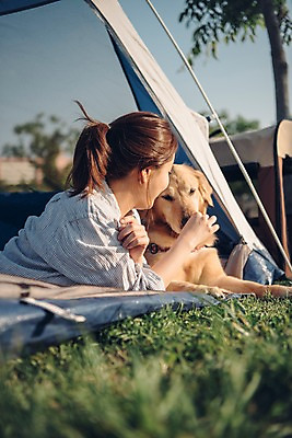 포토 JPG 주간 한마리 공원 여자 엎드리기 텐트 한명 사람 잔디 상반신 20대 성인 야외 옆모습 반려동물 소풍 한국인 골든리트리버 강아지 반려 성인여자한명만 펫팸족 국내포토 자연요소 식물 동물 1 공공시설 뷰포인트 모션 캠핑도구 동양인 청년 야외활동 개 리트리버 신조어 여자한명만 성인여자만 파일형식