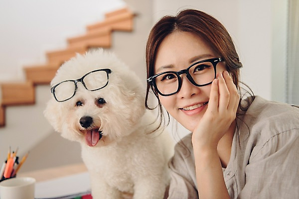 포토 JPG 한마리 응시 여자 반려견 실내 한명 미소 사람 상반신 20대 성인 앞모습 반려동물 계단 턱괴기 한국인 업무 개 연필꽂이 재택근무 방해 반려 프리랜서 성인여자한명만 안경낌 비숑프리제 펫팸족 사회적거리두기 국내포토 동물 직업 1 시선 안경 캠페인 뷰포인트 컨셉 비즈니스 포유류 모션 문구용품 표정 동양인 청년 내부 작업 신조어 여자한명만 성인여자만 파일형식