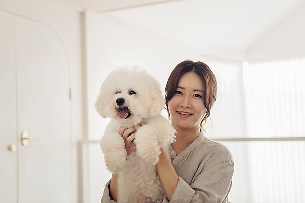 포토 JPG 주간 한마리 응시 여자 반려견 안기 실내 한명 미소 사람 상반신 20대 성인 앞모습 반려동물 한국인 블라인드 개 재택근무 반려 프리랜서 성인여자한명만 비숑프리제 펫팸족 사회적거리두기 국내포토 자연요소 동물 직업 1 시선 캠페인 뷰포인트 비즈니스 포유류 모션 표정 동양인 청년 내부 커튼 신조어 여자한명만 성인여자만 파일형식