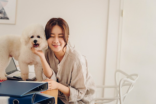 포토 JPG 한마리 여자 반려견 실내 한명 미소 사람 앉기 상반신 20대 성인 앞모습 노트북 반려동물 눈감음 다정 만지기 한국인 업무 개 파일 재택근무 방해 반려 프리랜서 성인여자한명만 비숑프리제 펫팸족 사회적거리두기 국내포토 동물 직업 1 캠페인 뷰포인트 컨셉 비즈니스 포유류 모션 표정 동양인 청년 내부 전자제품 작업 신조어 여자한명만 성인여자만 파일형식