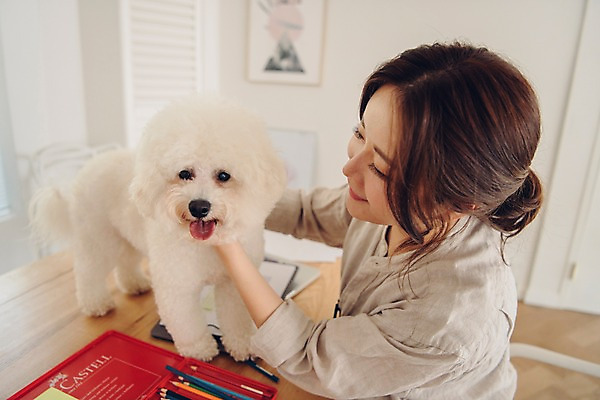 포토 JPG 한마리 응시 여자 반려견 색연필 실내 한명 미소 사람 앉기 상반신 20대 성인 옆모습 반려동물 방 만지기 한국인 잡기 업무 개 책상 재택근무 반려 프리랜서 성인여자한명만 비숑프리제 펫팸족 사회적거리두기 국내포토 동물 직업 1 시선 캠페인 뷰포인트 가구 비즈니스 포유류 모션 학용품 표정 동양인 청년 내부 작업 신조어 여자한명만 성인여자만 파일형식