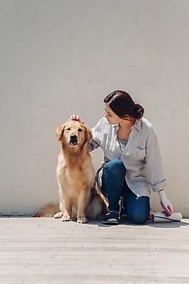 포토 JPG 주간 전신 한마리 여자 벽 한명 사람 앉기 20대 성인 야외 앞모습 반려동물 한국인 골든리트리버 강아지 페인트롤러 웅크림 목장갑 반려 성인여자한명만 쓰다듬기 펫팸족 국내포토 자연요소 동물 1 뷰포인트 장갑 모션 동양인 청년 개 리트리버 신조어 여자한명만 성인여자만 파일형식
