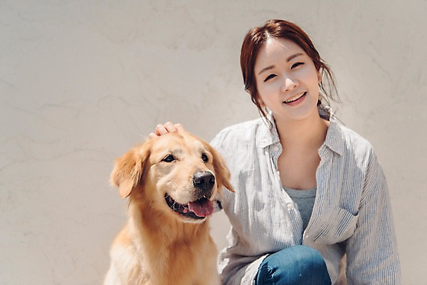 포토 JPG 주간 한마리 여자 벽 한명 미소 사람 근접촬영 상반신 20대 성인 야외 앞모습 반려동물 한국인 골든리트리버 강아지 반려 성인여자한명만 쓰다듬기 펫팸족 국내포토 자연요소 동물 1 뷰포인트 모션 표정 동양인 청년 개 리트리버 신조어 여자한명만 성인여자만 파일형식