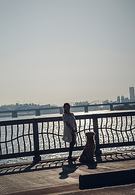 포토 JPG 주간 전신 한마리 여자 난간 한명 서기 사람 20대 성인 야외 앞모습 반려동물 강 한국인 골든리트리버 강아지 반려 성인여자한명만 펫팸족 국내포토 자연요소 동물 1 뷰포인트 모션 동양인 청년 개 리트리버 신조어 여자한명만 성인여자만 파일형식