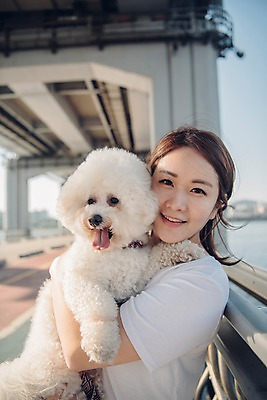 포토 JPG 주간 한마리 여자 난간 안기 한명 미소 사람 상반신 20대 성인 야외 앞모습 반려동물 강 차도 한국인 강아지 반려 성인여자한명만 비숑프리제 펫팸족 국내포토 자연요소 동물 1 도로 뷰포인트 모션 표정 동양인 청년 개 신조어 여자한명만 성인여자만 파일형식