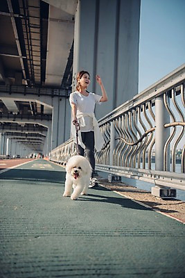 포토 JPG 주간 전신 한마리 여자 난간 한명 웃음 사람 20대 성인 야외 앞모습 반려동물 강 달리기 조깅 손들기 걷기 한국인 강아지 반려 성인여자한명만 비숑프리제 펫팸족 국내포토 자연요소 동물 1 뷰포인트 모션 표정 동양인 청년 운동 개 신조어 여자한명만 성인여자만 파일형식