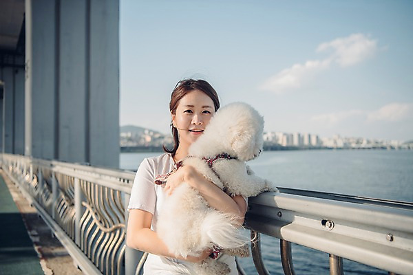 포토 JPG 주간 구름 한마리 여자 난간 안기 하늘 한명 미소 사람 상반신 20대 성인 야외 앞모습 반려동물 강 조깅 한국인 강아지 반려 성인여자한명만 비숑프리제 펫팸족 국내포토 자연요소 동물 1 뷰포인트 모션 표정 동양인 청년 운동 개 신조어 여자한명만 성인여자만 파일형식