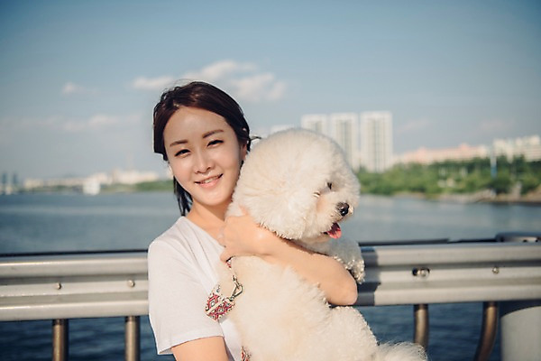 포토 JPG 주간 구름 한마리 여자 난간 안기 하늘 한명 미소 사람 상반신 20대 성인 야외 앞모습 반려동물 강 한국인 강아지 반려 성인여자한명만 비숑프리제 펫팸족 국내포토 자연요소 동물 1 뷰포인트 모션 표정 동양인 청년 개 신조어 여자한명만 성인여자만 파일형식