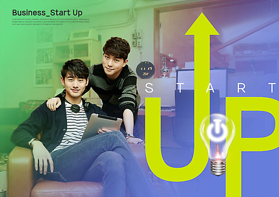 전신 PSD 편집이미지 응시 남자 화살표 액자 전구 아이디어 미소 사람 앉기 상반신 20대 청년 성인 두명 소파 태블릿 헤드셋 한국인 창업 장식장 전원버튼 어깨에손 이미지편집 시선 음향기기 가구 컨셉 의자 모션 버튼 표정 동양인 전자제품 스마트기기 헤드폰 전원_전기 자영업 파일형식