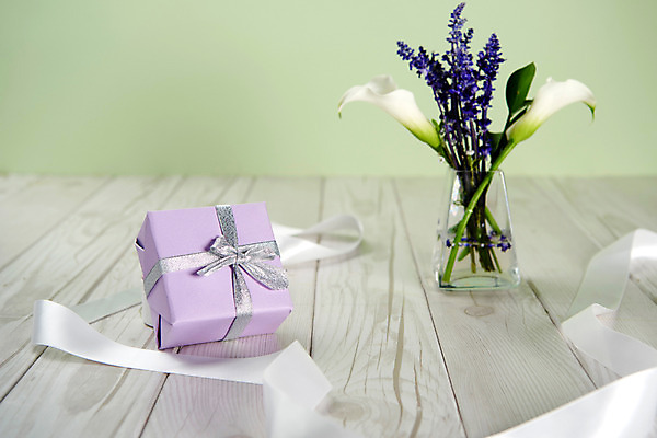 포토 JPG 스튜디오촬영 식물 꽃 리본 스튜디오 실내 사람없음 선물상자 꽃병 백합 라벤더 국내포토 선물 내부 상자 허브 파일형식