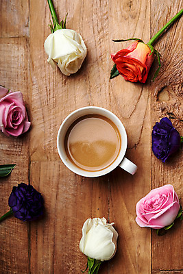 포토 JPG 스튜디오촬영 식물 꽃 커피 스튜디오 실내 사람없음 목재 컬러풀 장미 커피잔 나무배경 국내포토 나무 음료 컬러 백그라운드 재료 잔 내부 파일형식