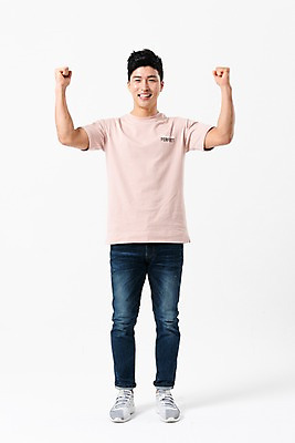 포토 JPG 스튜디오촬영 전신 응시 남자 실내 한명 서기 미소 사람 손짓 성인 앞모습 캐주얼 30대 손들기 파이팅 주먹 한국인 성인남자한명만 국내포토 1 시선 옷 뷰포인트 모션 표정 동양인 내부 장년 남자한명만 성인남자만 파일형식