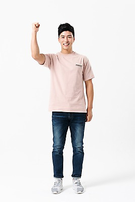 포토 JPG 스튜디오촬영 전신 응시 남자 실내 한명 서기 미소 사람 손짓 성인 앞모습 캐주얼 30대 손들기 파이팅 주먹 한국인 성인남자한명만 국내포토 1 시선 옷 뷰포인트 모션 표정 동양인 내부 장년 남자한명만 성인남자만 파일형식