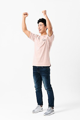 포토 JPG 스튜디오촬영 전신 응시 남자 실내 한명 서기 미소 사람 손짓 성인 옆모습 캐주얼 30대 손들기 파이팅 주먹 한국인 성인남자한명만 국내포토 1 시선 옷 뷰포인트 모션 표정 동양인 내부 장년 남자한명만 성인남자만 파일형식