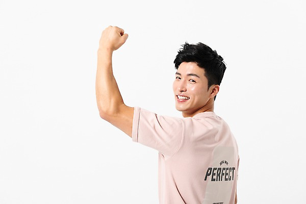 포토 JPG 스튜디오촬영 응시 남자 실내 한명 미소 사람 손짓 상반신 성인 옆모습 캐주얼 30대 손들기 주먹 한국인 성인남자한명만 국내포토 1 시선 옷 뷰포인트 모션 표정 동양인 내부 장년 남자한명만 성인남자만 파일형식