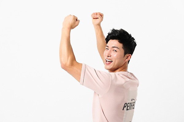 포토 JPG 스튜디오촬영 응시 남자 실내 한명 미소 사람 손짓 상반신 성인 옆모습 캐주얼 30대 손들기 파이팅 주먹 한국인 성인남자한명만 국내포토 1 시선 옷 뷰포인트 모션 표정 동양인 내부 장년 남자한명만 성인남자만 파일형식