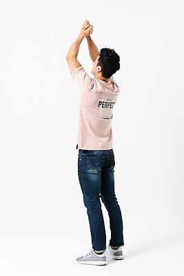 포토 JPG 스튜디오촬영 전신 남자 실내 한명 서기 사람 손짓 성인 옆모습 캐주얼 30대 손들기 손잡기 한국인 기도 손모으기 간절함 성인남자한명만 국내포토 1 옷 뷰포인트 컨셉 모션 동양인 내부 장년 남자한명만 성인남자만 파일형식