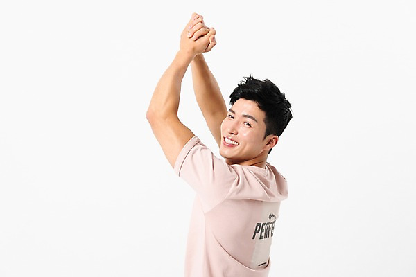 포토 JPG 스튜디오촬영 응시 남자 실내 한명 미소 사람 손짓 상반신 성인 뒷모습 캐주얼 30대 손들기 손잡기 한국인 뒤돌아보기 손모으기 성인남자한명만 국내포토 1 시선 옷 뷰포인트 모션 표정 동양인 내부 장년 남자한명만 성인남자만 파일형식 인종 남자만 성인만