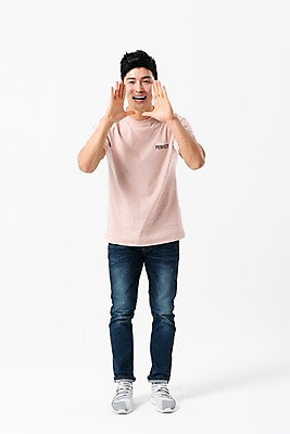 포토 JPG 스튜디오촬영 전신 응시 남자 실내 한명 서기 미소 사람 손짓 성인 앞모습 캐주얼 30대 외침 한국인 성인남자한명만 국내포토 1 시선 옷 뷰포인트 모션 표정 동양인 내부 장년 소리 남자한명만 성인남자만 파일형식