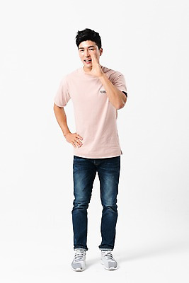 포토 JPG 스튜디오촬영 전신 응시 남자 허리손 실내 한명 서기 미소 사람 손짓 성인 앞모습 캐주얼 30대 외침 한국인 성인남자한명만 국내포토 1 시선 옷 뷰포인트 포즈 모션 표정 동양인 내부 장년 소리 남자한명만 성인남자만 파일형식