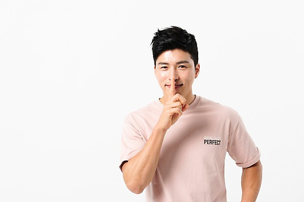 포토 JPG 스튜디오촬영 응시 남자 포즈 손가락 실내 한명 미소 사람 손짓 상반신 성인 앞모습 캐주얼 30대 한국인 쉿 성인남자한명만 국내포토 1 손 시선 옷 뷰포인트 모션 표정 동양인 내부 장년 조용 남자한명만 성인남자만 파일형식