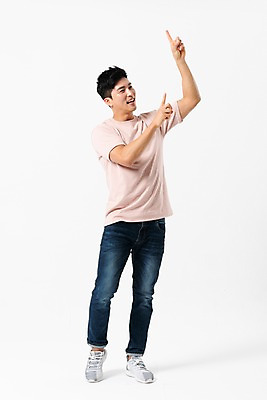 포토 JPG 스튜디오촬영 전신 응시 남자 실내 한명 서기 미소 사람 손짓 성인 앞모습 캐주얼 30대 손들기 한국인 검지손가락 가리킴 즐거움 성인남자한명만 국내포토 1 시선 옷 감정 뷰포인트 손가락 모션 표정 동양인 내부 장년 남자한명만 성인남자만 파일형식