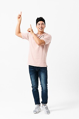 포토 JPG 스튜디오촬영 전신 응시 남자 실내 한명 서기 미소 사람 손짓 성인 앞모습 캐주얼 30대 손들기 한국인 검지손가락 가리킴 성인남자한명만 국내포토 1 시선 옷 뷰포인트 손가락 모션 표정 동양인 내부 장년 남자한명만 성인남자만 파일형식