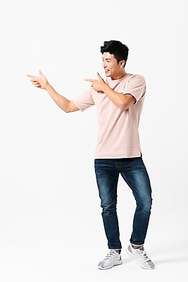 포토 JPG 스튜디오촬영 전신 응시 남자 포즈 손가락 실내 한명 서기 미소 사람 손짓 성인 앞모습 캐주얼 30대 한국인 가리킴 권총모양 사랑의총알 성인남자한명만 국내포토 1 손 시선 옷 뷰포인트 모션 표정 동양인 내부 장년 남자한명만 성인남자만 파일형식