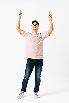 포토 JPG 스튜디오촬영 전신 응시 남자 실내 한명 서기 미소 사람 손짓 성인 앞모습 캐주얼 30대 손들기 한국인 검지손가락 올려보기 가리킴 성인남자한명만 국내포토 1 시선 옷 뷰포인트 손가락 모션 표정 동양인 내부 장년 남자한명만 성인남자만 파일형식