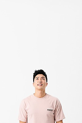 포토 JPG 스튜디오촬영 응시 남자 생각 상상 실내 한명 미소 사람 상반신 성인 앞모습 캐주얼 30대 한국인 올려보기 성인남자한명만 국내포토 1 시선 옷 뷰포인트 모션 표정 동양인 내부 장년 남자한명만 성인남자만 파일형식