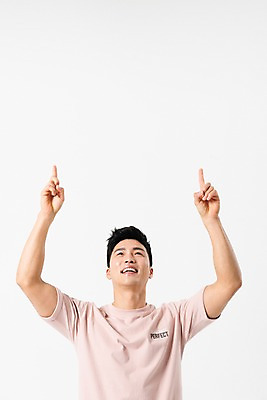 포토 JPG 스튜디오촬영 응시 남자 실내 한명 미소 사람 손짓 상반신 성인 앞모습 캐주얼 30대 한국인 검지손가락 올려보기 가리킴 성인남자한명만 국내포토 1 시선 옷 뷰포인트 손가락 모션 표정 동양인 내부 장년 남자한명만 성인남자만 파일형식