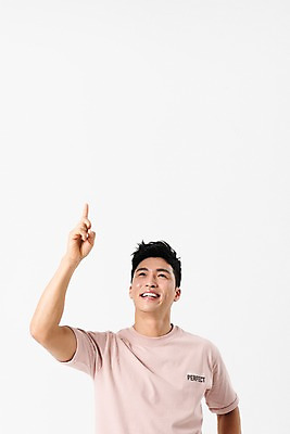 포토 JPG 스튜디오촬영 응시 남자 실내 한명 미소 사람 손짓 상반신 성인 앞모습 캐주얼 30대 한국인 검지손가락 올려보기 가리킴 성인남자한명만 국내포토 1 시선 옷 뷰포인트 손가락 모션 표정 동양인 내부 장년 남자한명만 성인남자만 파일형식