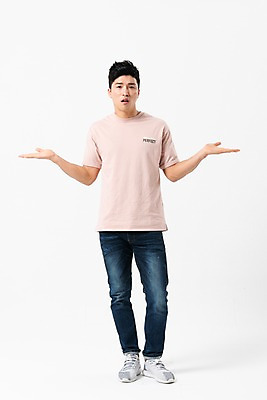 포토 JPG 스튜디오촬영 전신 응시 남자 팔벌리기 실내 한명 서기 사람 손짓 성인 앞모습 캐주얼 30대 한국인 고민 불만 곤란 성인남자한명만 국내포토 1 시선 옷 감정 뷰포인트 모션 동양인 내부 장년 남자한명만 성인남자만 파일형식