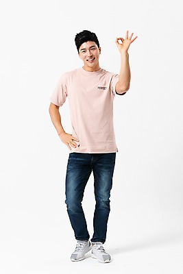 포토 JPG 스튜디오촬영 전신 응시 남자 허리손 실내 한명 서기 미소 사람 손짓 성인 앞모습 캐주얼 30대 한국인 OK 성인남자한명만 국내포토 1 시선 옷 뷰포인트 포즈 모션 표정 동양인 내부 장년 남자한명만 성인남자만 파일형식
