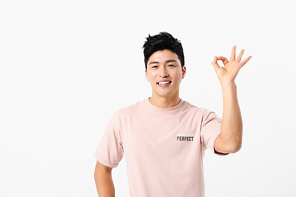 포토 JPG 스튜디오촬영 응시 남자 실내 한명 미소 사람 손짓 상반신 성인 앞모습 캐주얼 30대 한국인 OK 성인남자한명만 국내포토 1 시선 옷 뷰포인트 모션 표정 동양인 내부 장년 남자한명만 성인남자만 파일형식