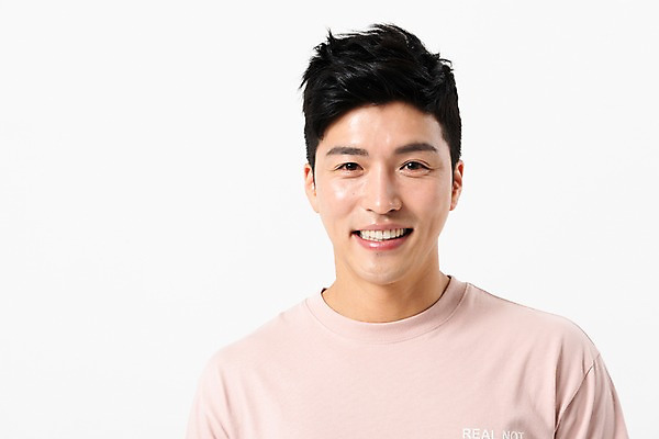 포토 JPG 스튜디오촬영 응시 남자 얼굴 실내 한명 미소 사람 근접촬영 상반신 성인 앞모습 캐주얼 30대 한국인 성인남자한명만 국내포토 1 시선 옷 뷰포인트 표정 동양인 내부 신체부위 장년 남자한명만 성인남자만 파일형식