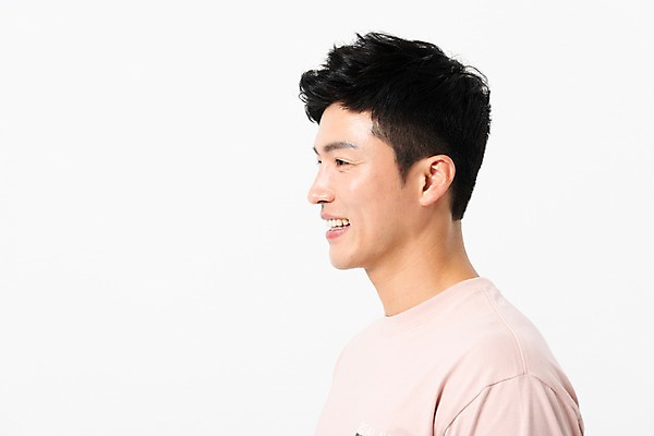 포토 JPG 스튜디오촬영 응시 남자 얼굴 실내 한명 미소 사람 근접촬영 상반신 성인 옆모습 캐주얼 30대 한국인 성인남자한명만 국내포토 1 시선 옷 뷰포인트 표정 동양인 내부 신체부위 장년 남자한명만 성인남자만 파일형식