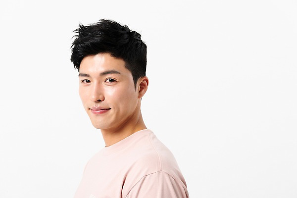 포토 JPG 스튜디오촬영 응시 남자 얼굴 실내 한명 미소 사람 근접촬영 상반신 성인 옆모습 캐주얼 30대 한국인 성인남자한명만 국내포토 1 시선 옷 뷰포인트 표정 동양인 내부 신체부위 장년 남자한명만 성인남자만 파일형식