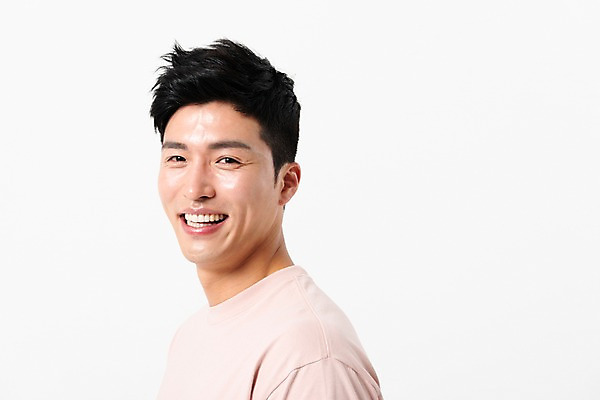 포토 JPG 스튜디오촬영 응시 남자 얼굴 실내 한명 미소 사람 근접촬영 상반신 성인 옆모습 캐주얼 30대 한국인 성인남자한명만 국내포토 1 시선 옷 뷰포인트 표정 동양인 내부 신체부위 장년 남자한명만 성인남자만 파일형식