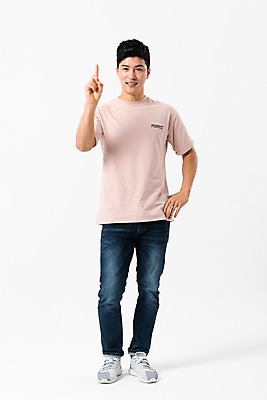 포토 JPG 스튜디오촬영 전신 1 응시 남자 허리손 손가락 실내 한명 서기 미소 사람 손짓 성인 앞모습 캐주얼 30대 한국인 성인남자한명만 국내포토 손 시선 옷 뷰포인트 포즈 모션 표정 동양인 내부 장년 남자한명만 성인남자만 파일형식