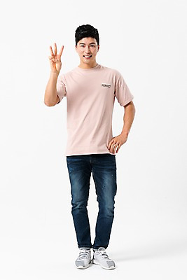 포토 JPG 스튜디오촬영 전신 응시 남자 허리손 손가락 실내 3 한명 서기 미소 사람 손짓 성인 앞모습 캐주얼 30대 한국인 성인남자한명만 국내포토 1 손 시선 옷 뷰포인트 포즈 모션 표정 동양인 내부 장년 남자한명만 성인남자만 파일형식