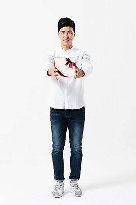 포토 JPG 스튜디오촬영 전신 응시 남자 실내 선물 한명 서기 미소 들기 사람 성인 앞모습 캐주얼 30대 선물상자 한국인 손내밀기 성인남자한명만 국내포토 1 시선 옷 뷰포인트 모션 표정 동양인 손짓 내부 장년 상자 남자한명만 성인남자만 파일형식