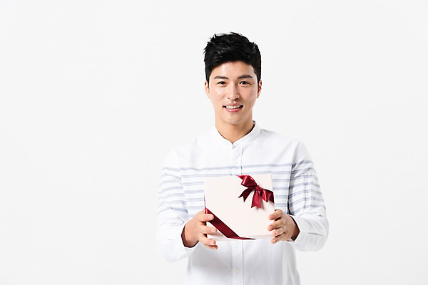 포토 JPG 스튜디오촬영 응시 남자 실내 선물 한명 미소 들기 사람 손짓 상반신 성인 앞모습 캐주얼 30대 선물상자 한국인 성인남자한명만 국내포토 1 시선 옷 뷰포인트 모션 표정 동양인 내부 장년 상자 남자한명만 성인남자만 파일형식