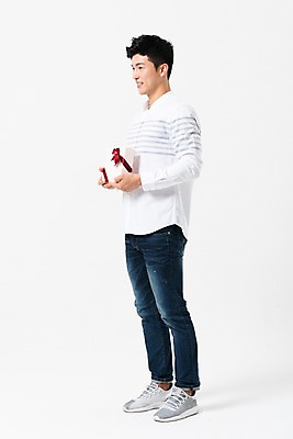 포토 JPG 스튜디오촬영 전신 응시 남자 실내 선물 한명 서기 미소 들기 사람 성인 옆모습 캐주얼 30대 선물상자 한국인 성인남자한명만 국내포토 1 시선 옷 뷰포인트 모션 표정 동양인 내부 장년 상자 남자한명만 성인남자만 파일형식