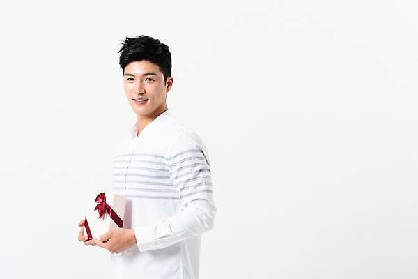포토 JPG 스튜디오촬영 응시 남자 실내 선물 한명 서기 미소 들기 사람 상반신 성인 옆모습 캐주얼 30대 선물상자 한국인 성인남자한명만 국내포토 1 시선 옷 뷰포인트 모션 표정 동양인 내부 장년 상자 남자한명만 성인남자만 파일형식