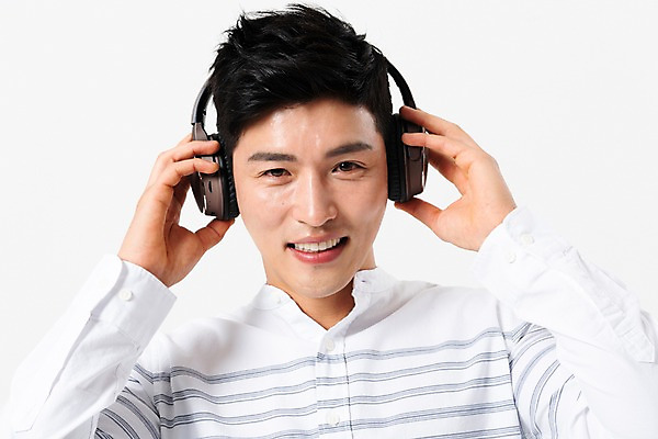 포토 JPG 스튜디오촬영 응시 남자 얼굴 실내 한명 미소 사람 근접촬영 상반신 성인 앞모습 캐주얼 30대 헤드셋 음악감상 감상 듣기 만지기 한국인 잡기 성인남자한명만 국내포토 1 시선 옷 뷰포인트 음향기기 모션 표정 동양인 내부 신체부위 장년 헤드폰 남자한명만 성인남자만 파일형식