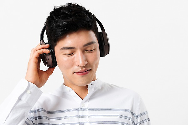 포토 JPG 스튜디오촬영 남자 얼굴 실내 한명 사람 근접촬영 상반신 성인 앞모습 캐주얼 30대 눈감음 헤드셋 음악감상 감상 듣기 만지기 한국인 잡기 성인남자한명만 국내포토 1 옷 뷰포인트 음향기기 모션 동양인 내부 신체부위 장년 헤드폰 남자한명만 성인남자만 파일형식