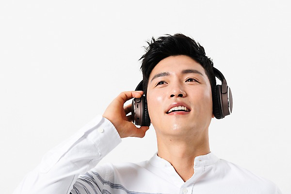 포토 JPG 스튜디오촬영 응시 남자 얼굴 실내 한명 미소 사람 근접촬영 상반신 성인 앞모습 캐주얼 30대 헤드셋 음악감상 감상 듣기 만지기 한국인 잡기 성인남자한명만 국내포토 1 시선 옷 뷰포인트 음향기기 모션 표정 동양인 내부 신체부위 장년 헤드폰 남자한명만 성인남자만 파일형식