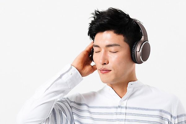 포토 JPG 스튜디오촬영 남자 얼굴 실내 한명 사람 근접촬영 상반신 성인 앞모습 캐주얼 30대 눈감음 헤드셋 음악감상 감상 듣기 만지기 한국인 잡기 성인남자한명만 국내포토 1 옷 뷰포인트 음향기기 모션 동양인 내부 신체부위 장년 헤드폰 남자한명만 성인남자만 파일형식