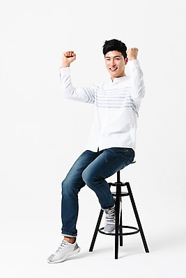 포토 JPG 스튜디오촬영 전신 응시 남자 의자 실내 한명 미소 사람 앉기 손짓 성인 옆모습 캐주얼 30대 손들기 파이팅 주먹 한국인 걸터앉기 성인남자한명만 국내포토 1 시선 옷 뷰포인트 가구 모션 표정 동양인 내부 장년 남자한명만 성인남자만 파일형식